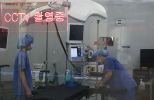 수술실에 있는 의료인 2명