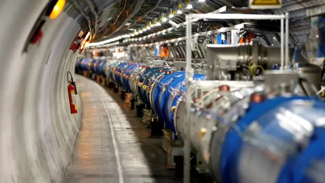 O Grande Colisor de Hádrons (LHC), fotografado durante uma visita da imprensa à Organização para Pesquisa Nuclear (CERN), na vila francesa de Saint-Genis-Pouilly, perto de Genebra, na Suíça