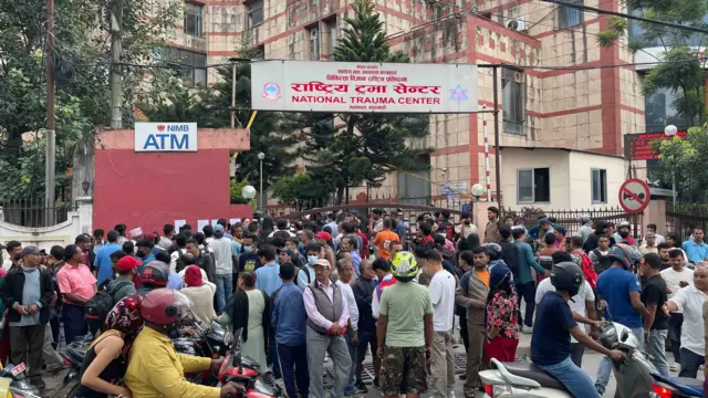 ट्रमा सेन्टर अगाडी मानिसहरूको भीड