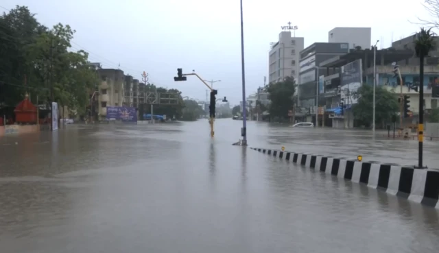 શહેરી વિસ્તારોમાં પણ જળબંબાકારની સ્થિતી છે