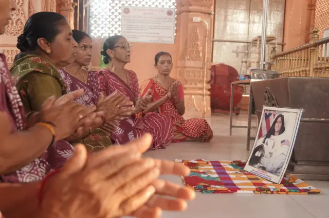 સુનીતા વિલિયમ્સ માટે પ્રાર્થના કરી રહેલાં ઝુલાસણવાસીઓ 