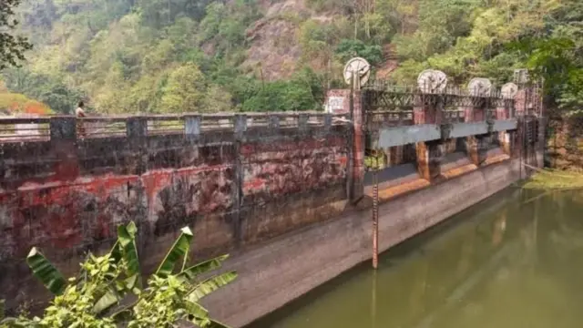 డంబూర్ డ్యామ్ స్లూయిస్ గేట్