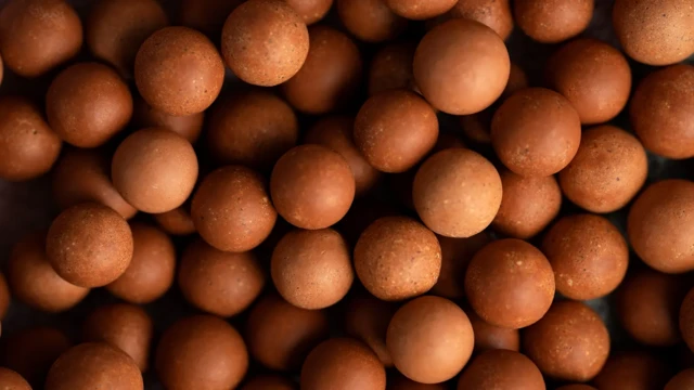 مواد معدنی زئولیت در بعضی ماشینهای لباسشویی برای جذب کردن آب استفاده میشوند. حرارتی که آنها به دنبال جذب آب تولید میکنند، خشک شدن ظرفها را سریعتر میکند