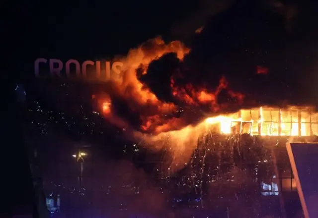 Le centre événementiel Crocus complètement ravagé par les flammes