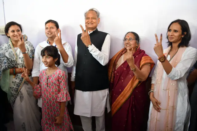 अपने परिवार के साथ अशोक गहलोत