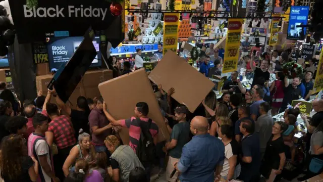 Clientes com TVs compradas durante uma liquidação da Black Fridaycity x atletico de madridSão Paulocity x atletico de madrid2023