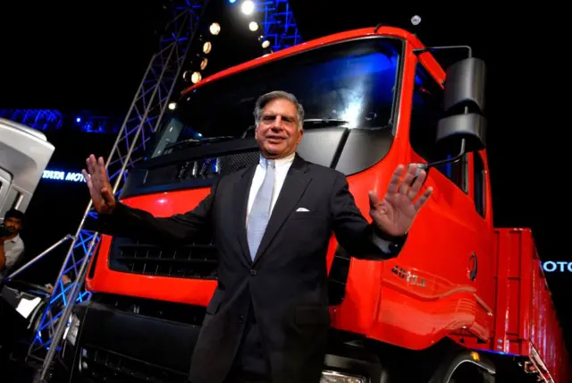 2009 වසරේදී ටාටා වර්ල්ඩ් ට්‍රක් රථයක් සමග රතන් ටාටා 