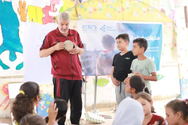 Mahdy Krira avec des enfants réfugiés à Gaza