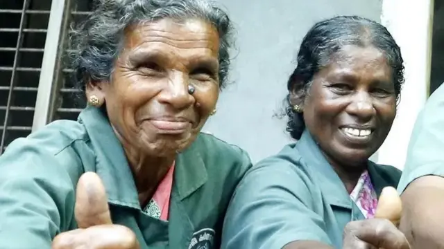 (Kutoka kulia kwenda kushoto) Cherumannil Baby alimkopesha Kuttimalu pesa ili kuchangia kununua tikiti.