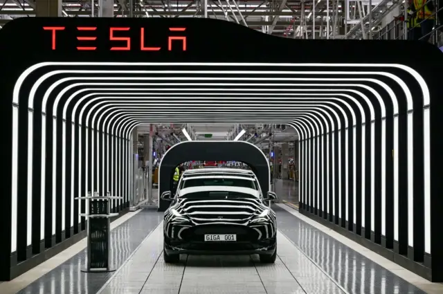 Logotipo da Tesla e carro cercado por luzes