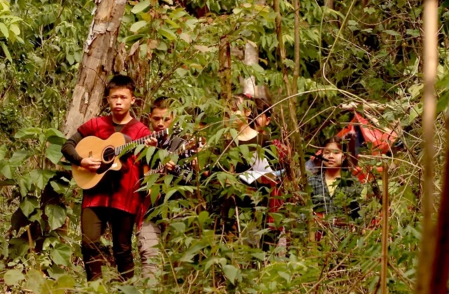 아이들은 최전선에서 멀리 떨어진 비교적 안전한 곳에 있다 
