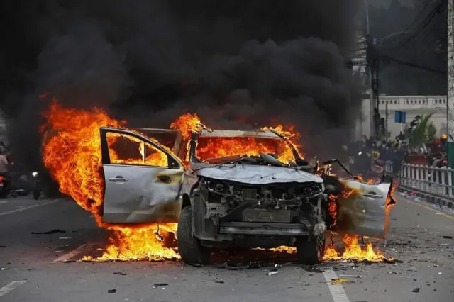 नेपाळमध्ये सुरू असलेल्या निदर्शनांमध्ये खासगी आणि सार्वजनिक मालमत्तेचं मोठं नुकसान झालं आहे