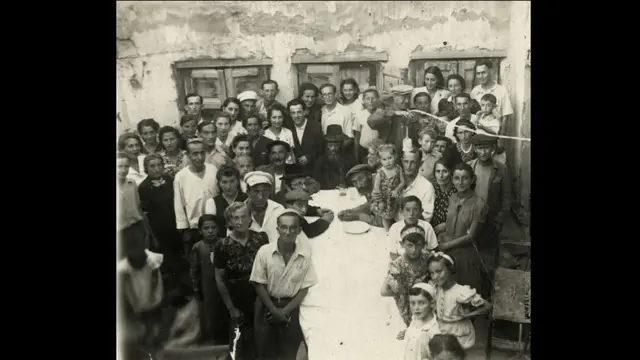 عکس دست جمعی از یهودیان ازبکی و لهستانی در مراسم جشن عروسی در بلنغور، ماه مه سال ۱۹۴۲