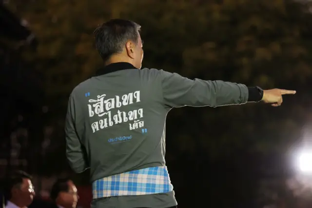 วลี "เสื้อเทา คนไม่เทา" เกิดขึ้นในวอร์รูมเลือกตั้งพรรค ปชป. ซึ่งอภิสิทธิ์มักพูดหยอกกับลูกพรรค ท่ามกลางกระแสต่อต้าน "ทุนสีเทา" และ "การเมืองสีเทา" ก่อนที่ทีมงานจะนำวลีดังกล่าวไปสกรีนลงเสื้อให้หัวหน้าพรรคสวมใส่ขึ้นปราศรัย
