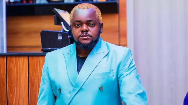 Onyeisi otu Actors Guild of Nigeria (AGN) bụ Emeka Rollas, gwara BBC Igbo na nwaamadị ahụ nwụrụ na mba Saụt Afrịka n'ụtụtụ Mọnde 24 Nọvemba, 2025. 