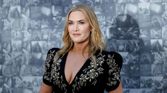 Glumica Kejt Vinslet u crnoj haljini sa srebrnim ukrasima po grudima i rukavima