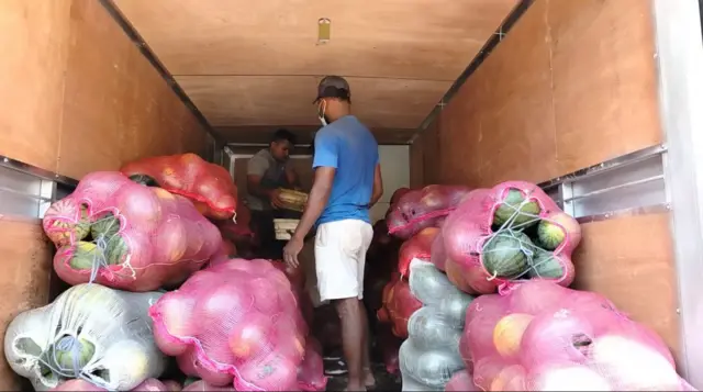 කොමඩු ප්‍රවාහනය කිරීමට සුදානම් කර තිබු බවට සැකකෙරෙන ලොරි රථයක තිබී මත්ද්‍රව්‍ය කිලෝග්‍රෑම් 200කට ආසන්න ප්‍රමාණයක් සහ ගිනි අවි කිහිපයක් හමුවූ බව දකුණු පළාත භාර ජ්‍යෙෂ්ඨ නියෝජ්‍ය ‍පොලිස්පති කිත්සිරි ජයලත් බීබීසී සිංහල සේවය වෙත පැවසුවේය.