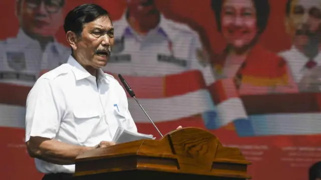 Menko Marves Luhut Binsar Pandjaitan memberikan sambutan saat peringatan sembilan tahun UU Nomor 6 Tahun 2014 tentang Desa di kawasan Gelora Bung Karno, Jakarta, Minggu (19/03)