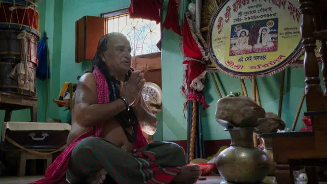 अखिल भारतीय मतुआ महासंघ उपदेशक सुधांशु गोसाईं पूजा करते हुए