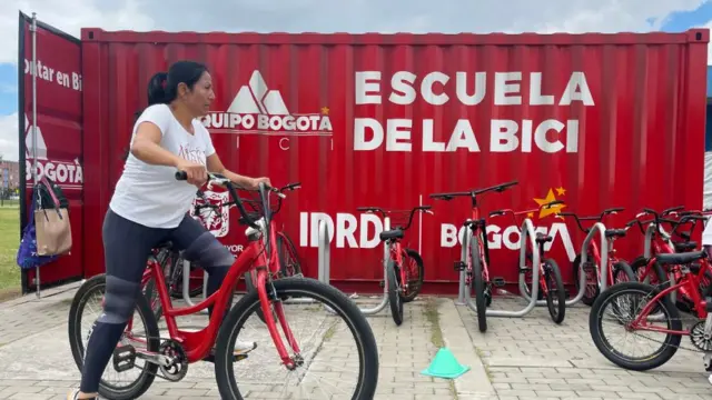 Clase de bici en la Manzana del Cuidado de Bosa. 