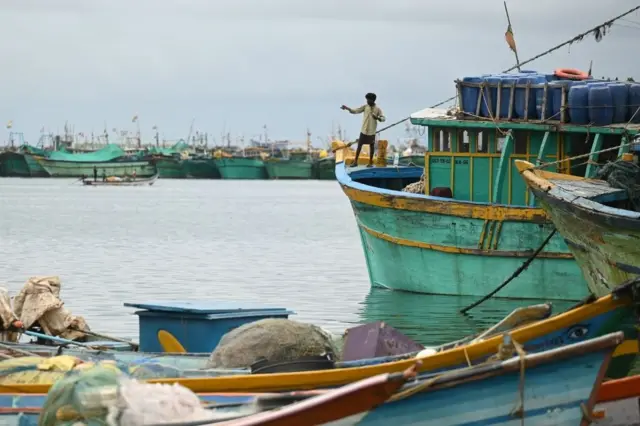 தமிழ் மீனவர்கள் மீது இலங்கை துப்பாக்கிச் சூடு