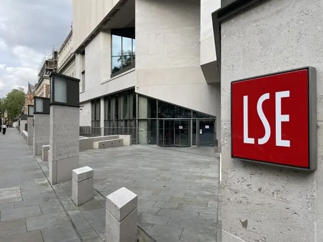 У знаменітій Лондонській школі економіки, як і в більшості будівель у Лондоні, немає жодних систем охолодження