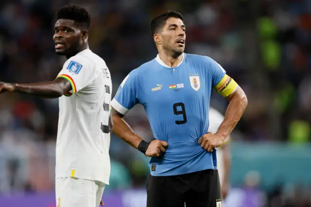 Ганалыктар Луис Суарести 2010-жылкы дүйнө чемпионаты үчүн дале кечирбеди. Анда чейрек финалда беттешкен командалардын оюнунда Суарес ганалык футболчунун голун колу менен тосуп койгон