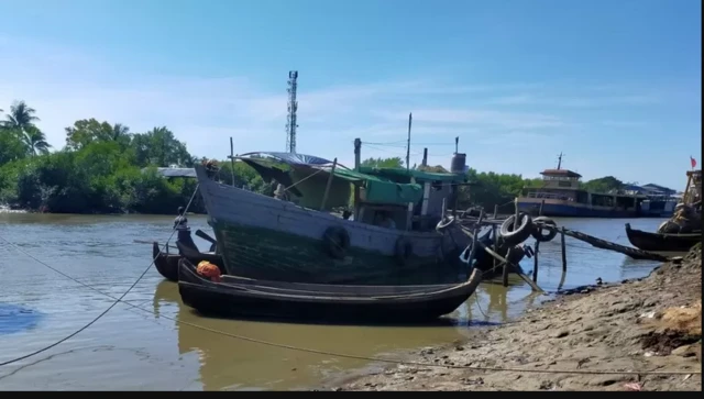 စစ်တွေမြို့ကနေ ရခိုင်ပြည်နယ်ရဲ့ ဒေသအနှံ့အပြားကို ပြေးဆွဲနေတဲ့ရေယာဉ်တွေနဲ့ စီးပွားရေးလုပ်ငန်းသုံးရေယာဉ်တွေ အဓိကအသုံးပြုနေကြတဲ့ ဆတ်ရိုးကျချောင်း