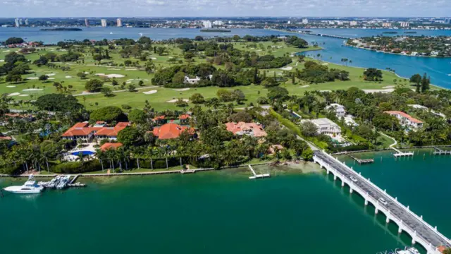 Vista aérea da ponte de entrada para a exclusiva ilha de Indian Creek