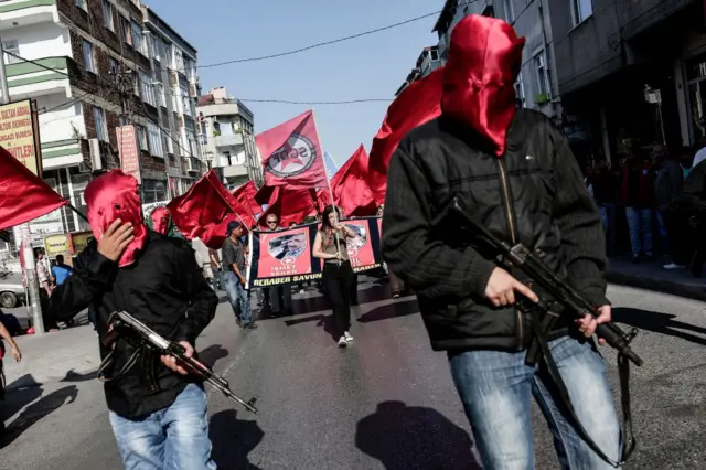21 Temmuz 2015'te, Suruç katliamında ölen iki kişinin Gazi Mahallesi'ndeki cenaze törenine silahla katılan yasa dışı bir silahlı sol örgütün mensupları