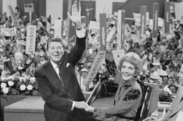 تصویری از ریگان و همسرش در کنوانسیون حزب جمهوریخواه در سال ۱۹۸۰