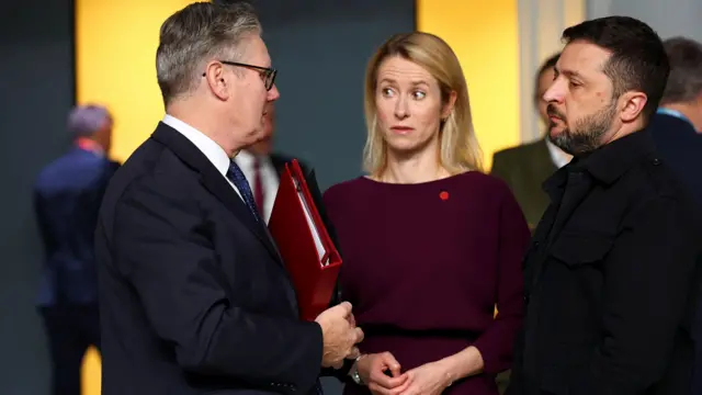 Стармер з папкою в руках розмовляє з Каллас та Зеленським у кулуарах