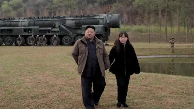 2023년 4월 14일 북한 조선중앙통신(KCNA)이 공개한 영상 속 화면. 김정은 국무위원장와 그의 딸 주애가 신형 고체 연료 대륙간탄도미사일(ICBM) '화성-18형' 앞을 걷고 있다