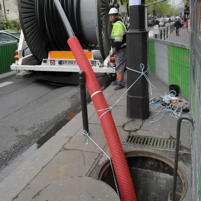 Técnico da RTE durante operação de fixação de cabos elétricos em galeria subterrânea no 17º distrito de Paris