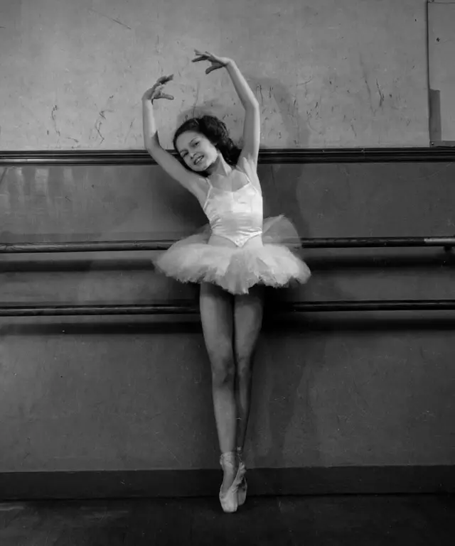 بریژیت در حال رقص باله