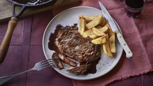 Hilibka cas ayaa la sheegay in uu badelo urta dhididka