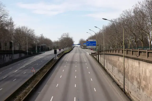 Закрытая и пустынная Парижской окружной дороги