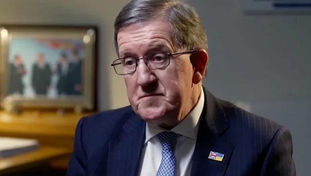 L'ancien chef de l'OTAN, Lord Robertson, estime que la perte du statut de superpuissance de la Russie a "rongé" Vladimir Poutine