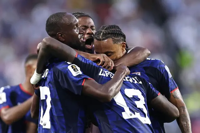 Jogadores de Cabo Verde abraçados