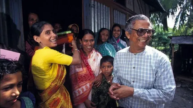 গ্রামীন ব্যাংক প্রতিষ্ঠা ও ক্ষুদ্রঋণ কার্যক্রমের জন্য অধ্যাপক ইউনূস আন্তর্জাতিকভাবে প্রশংসিত। ছবিটি ১৯৯৭ সালের।