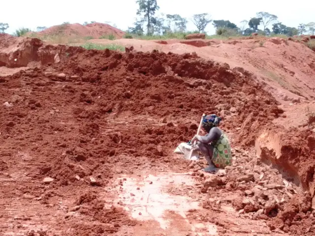 Une femme fouillant un site