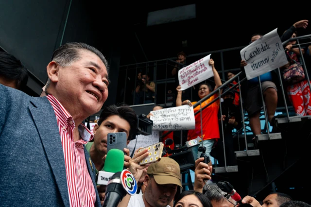 ประชาชนบางส่วนมาชูป้ายวิจารณ์พรรค พท. เรื่อง “ตระบัดสัตย์” จากการพลิกขั้วไปจัดตั้งรัฐบาลผสมข้ามขั้วเมื่อปี 2566 ระหว่าง ภูมิธรรม เวชยชัย นำทีมมาขอคะแนนเสียงสนับสนุนจากพรรค ปชน. เมื่อ 31 ส.ค.