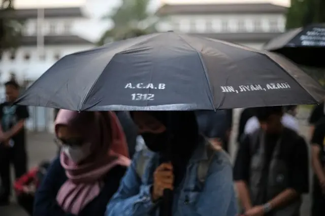 Sejumlah orang mengadakan protes yang disebut ''Aksi Kamisan'' di depan Gedung Sate di Bandung, Indonesia, pada tanggal 4 September 2025. 