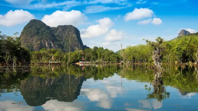 Lagoas e rochedos de calcário na baía de Phang Nga, na Tailândia