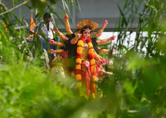 Poupée dans un espace vert