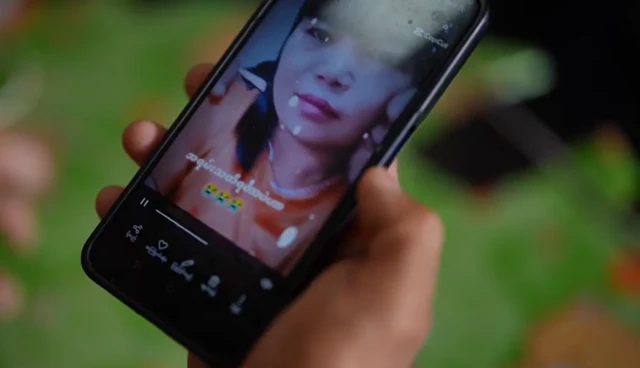 ဇနီးဖြစ်သူ မနန်းမွန်နဲ့အတူတူ ရိုက်ကူးထားတဲ့ တစ်တော့ဗီဒီယိုကို ပြန်ကြည့်ရှုနေတဲ့ ကိုလှဝင်းနိုင် 