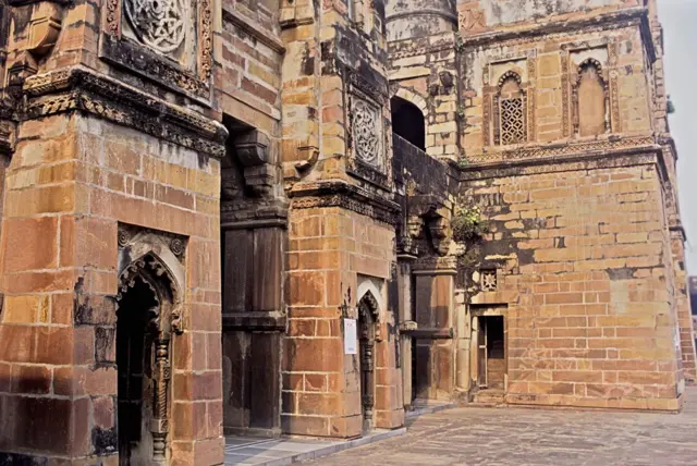 আবেদনকারীদের দাবি, আটালা মাতার মন্দির ভেঙে মসজিদ নির্মাণ করা হয়েছিল।