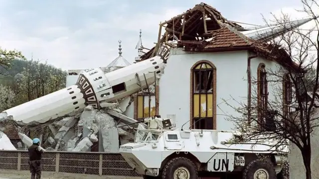 Під час війни в Боснії зруйнували 614 мечетей, 269 католицьких релігійних будівель і 125 православних церков. На фото - зруйнована мечеть у селі Ахінічі біля міста Вітез, центральна Боснія, 1993 рік