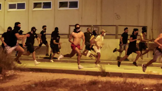 Personas enmascaradas corren en Torre Pacheco.