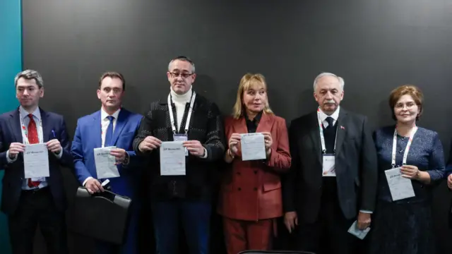 Мельконьянц держит в руках флешку с частью цифрового ключа для дистанционного электронного голосования на выборах депутатов Госдумы в 2021 году